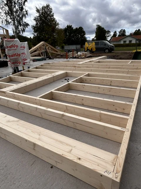 Byggkraft uppför ett trädäck i Skaraborg
