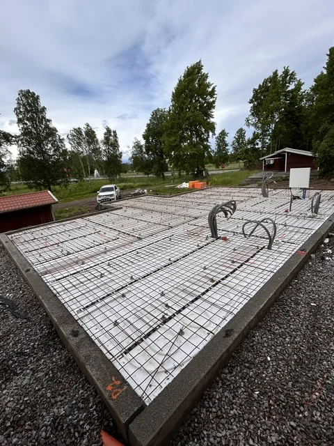 Pågående stenläggning vid bostad